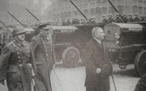 Přehlídka Dělostřeleckého pluku 151 v Praze na Staroměstském náměstí.