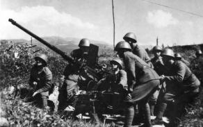 Slovenská obsluha velkého kulometu proti letadlům vz. 36 během Slovenského národního povstání.
